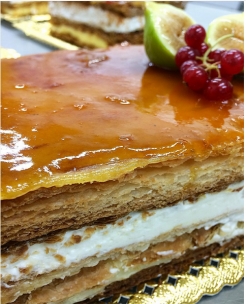 Hojaldre yema (crema y nata)