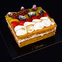 Hojaldre de crema, merengue y frutas